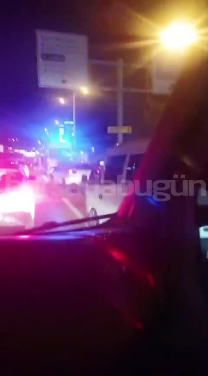 Bursa Acemler'de feci kaza! Bariyerlere çarpan otomobilde 1 ağır yaralı