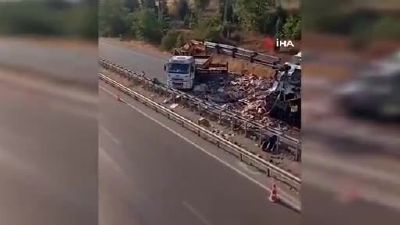 Bursa'da feci ölüm! Etler yola savruldu, kamyon paramparça oldu