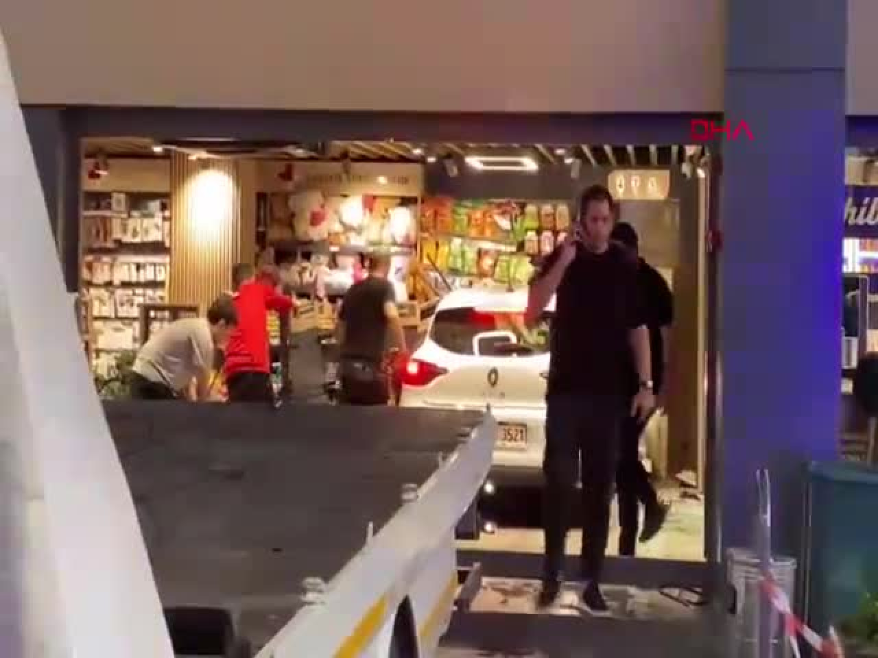 Akaryakıt istasyonunda panik! Otomobil markete girdi, yaralı var...