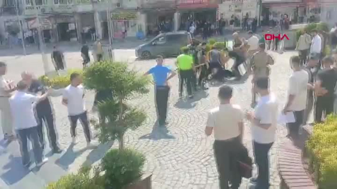 Bursa adliyesi önünde ortalık savaş alanına döndü! 1'i polis 3 yaralı var...