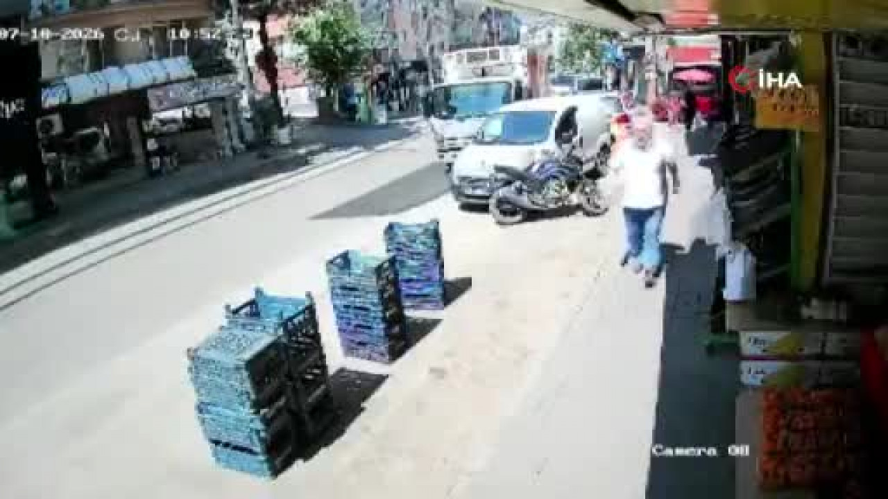 Halk otobüsü tali yoldan çıkan otomobille çarpıştı