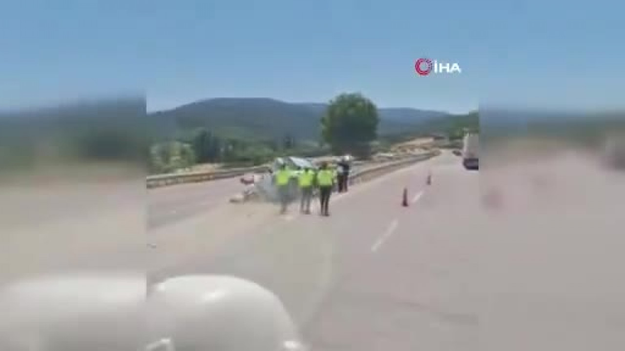 Orta refüje saplanan iki araç bariyerlerin arasında sıkıştı