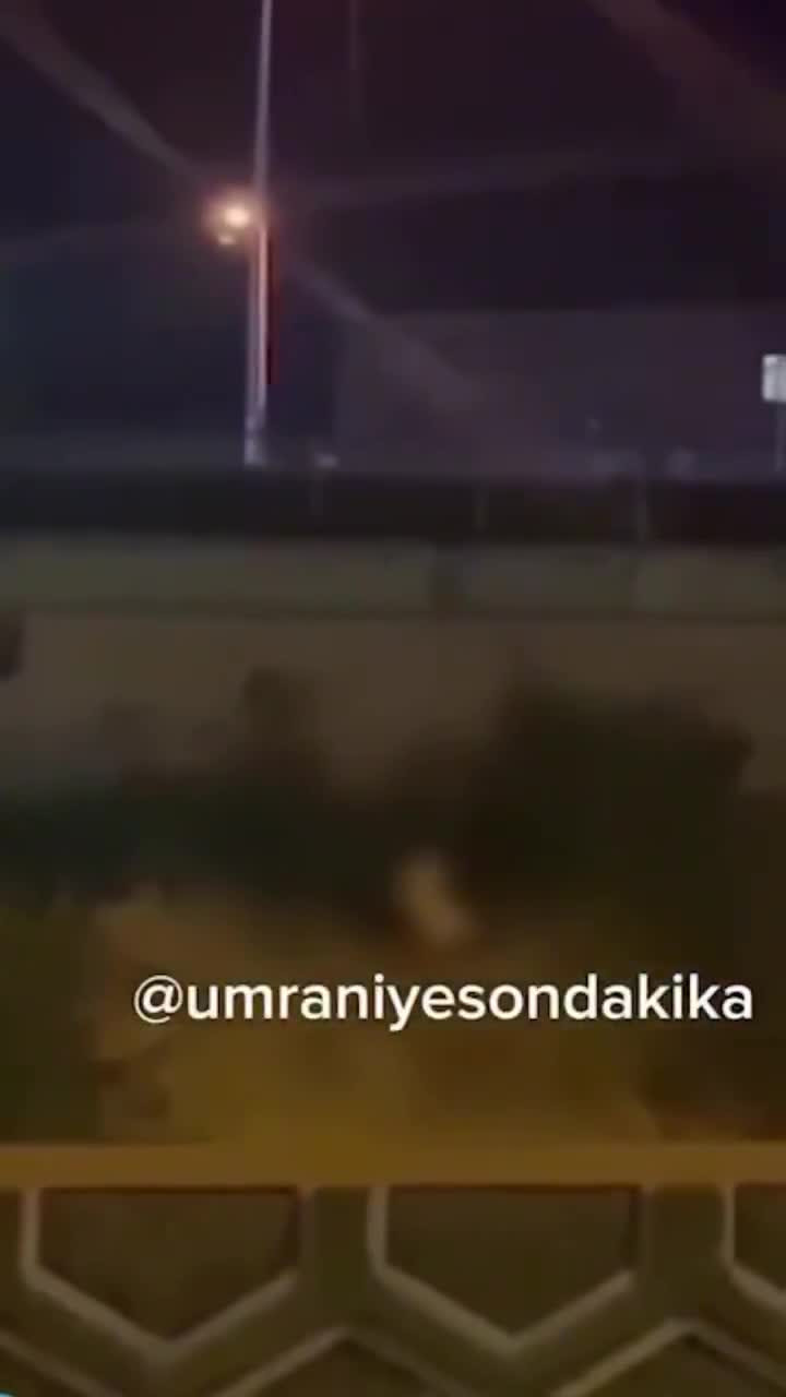 Görüntü Türkiye'den! Kimseye aldırmadan yol kenarında cinsel ilişkiye girdiler