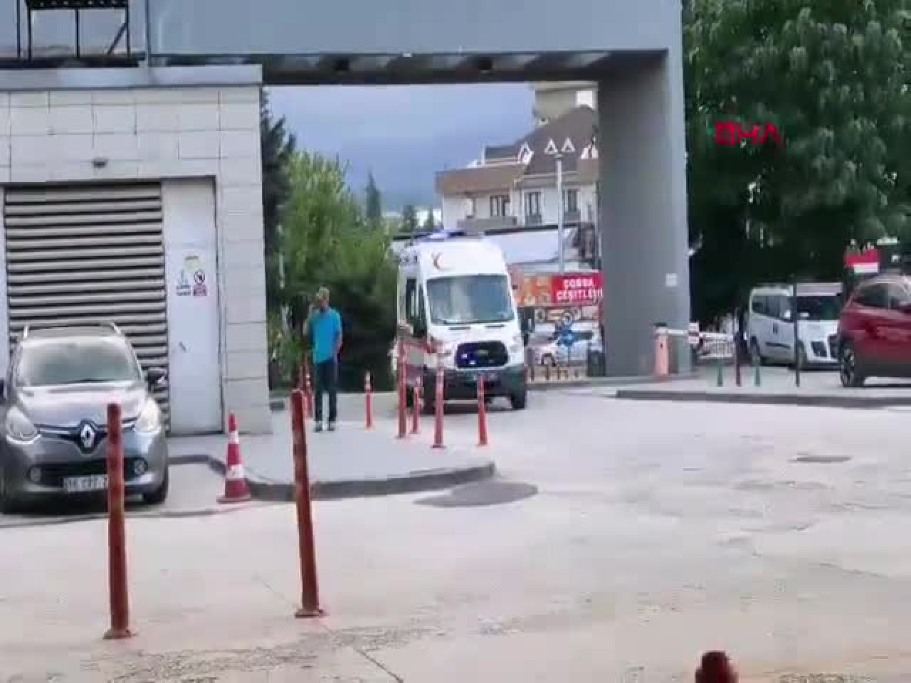 Bursa'da lastiği patlayan araç şarampole uçtu! Yaralılar var...