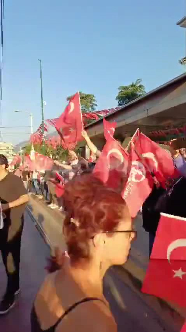 Bursa'da yüzlerce kişi 15 Temmuz Demokrasi ve Bayrak Yürüyüşü'nde buluştu