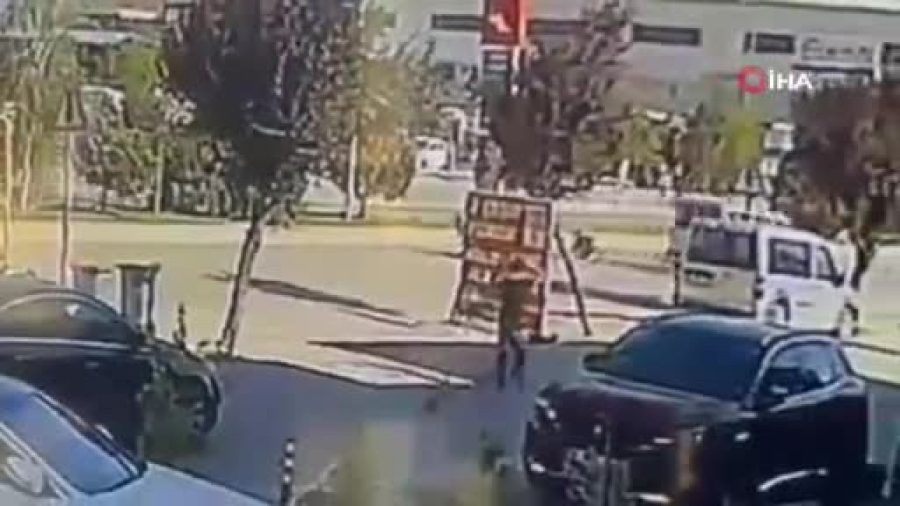 Bursa'da motosiklet hafif ticari araca arkadan çarptı!