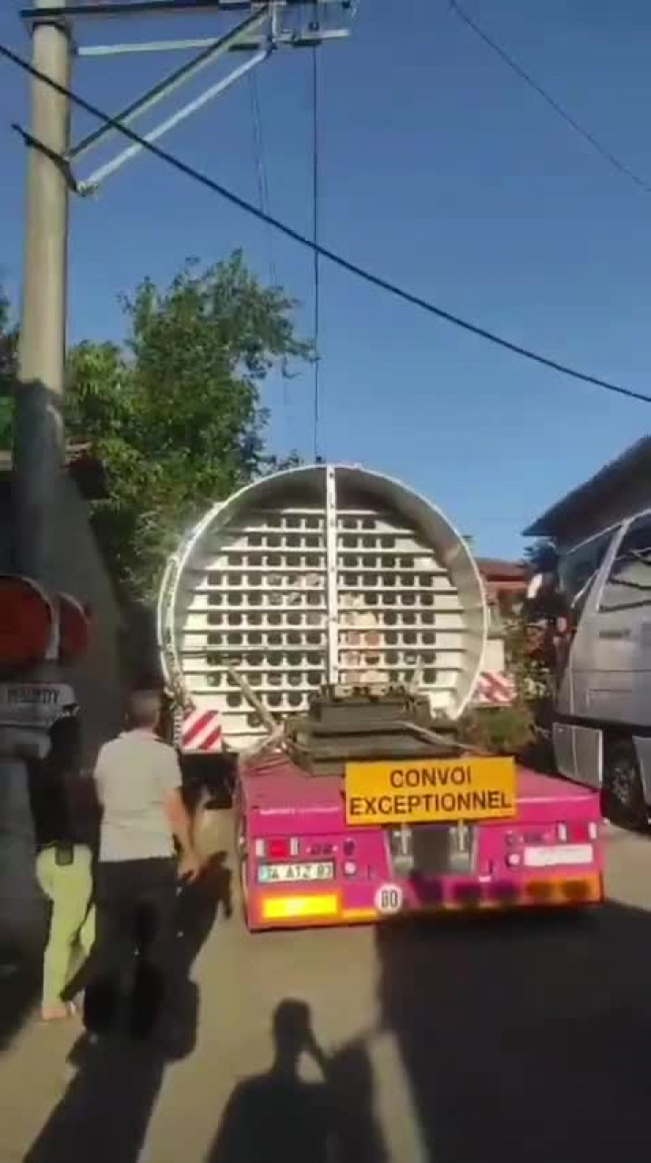 Navigasyon şaşırttı! Dev makine yüklü tır Bursa'da köyün ortasında kaldı...