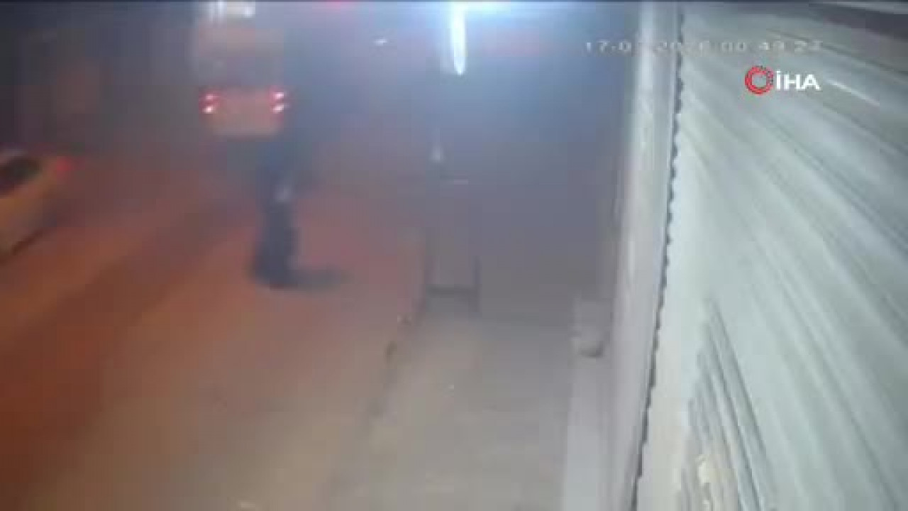 Adana'da çarşaflı saldırgan kamerada! İş yerine kurşun yağdırıp kaçtı