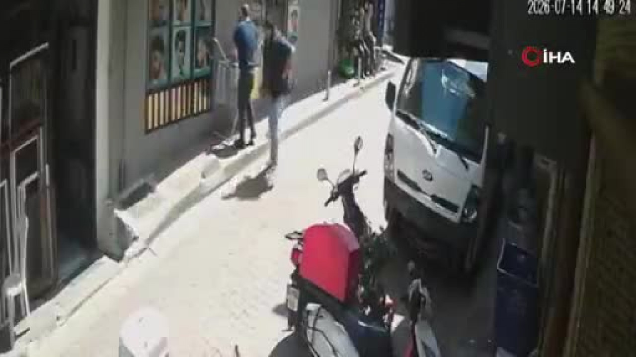 Saç tıraşını beğenmediği berberi bıçakladı! Kameralar kaydetti...