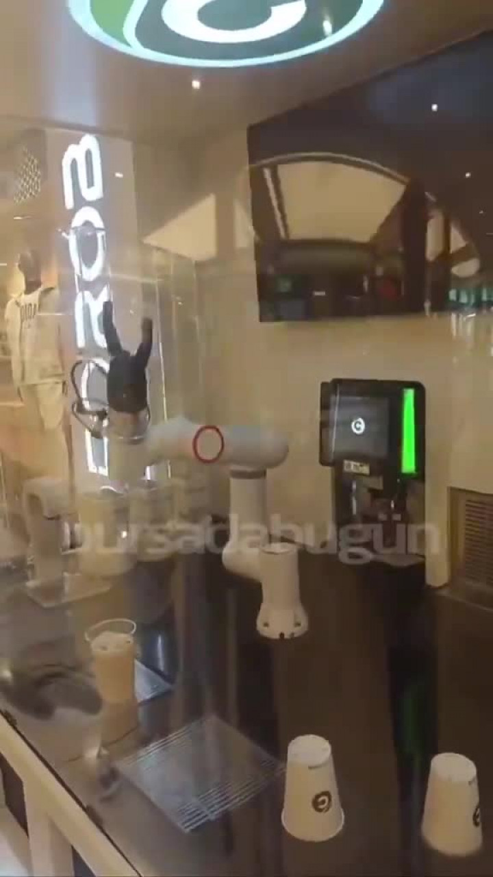 Kahvede yeni çağ: Bursa'da yapay zeka destekli robot barista hizmete başladı