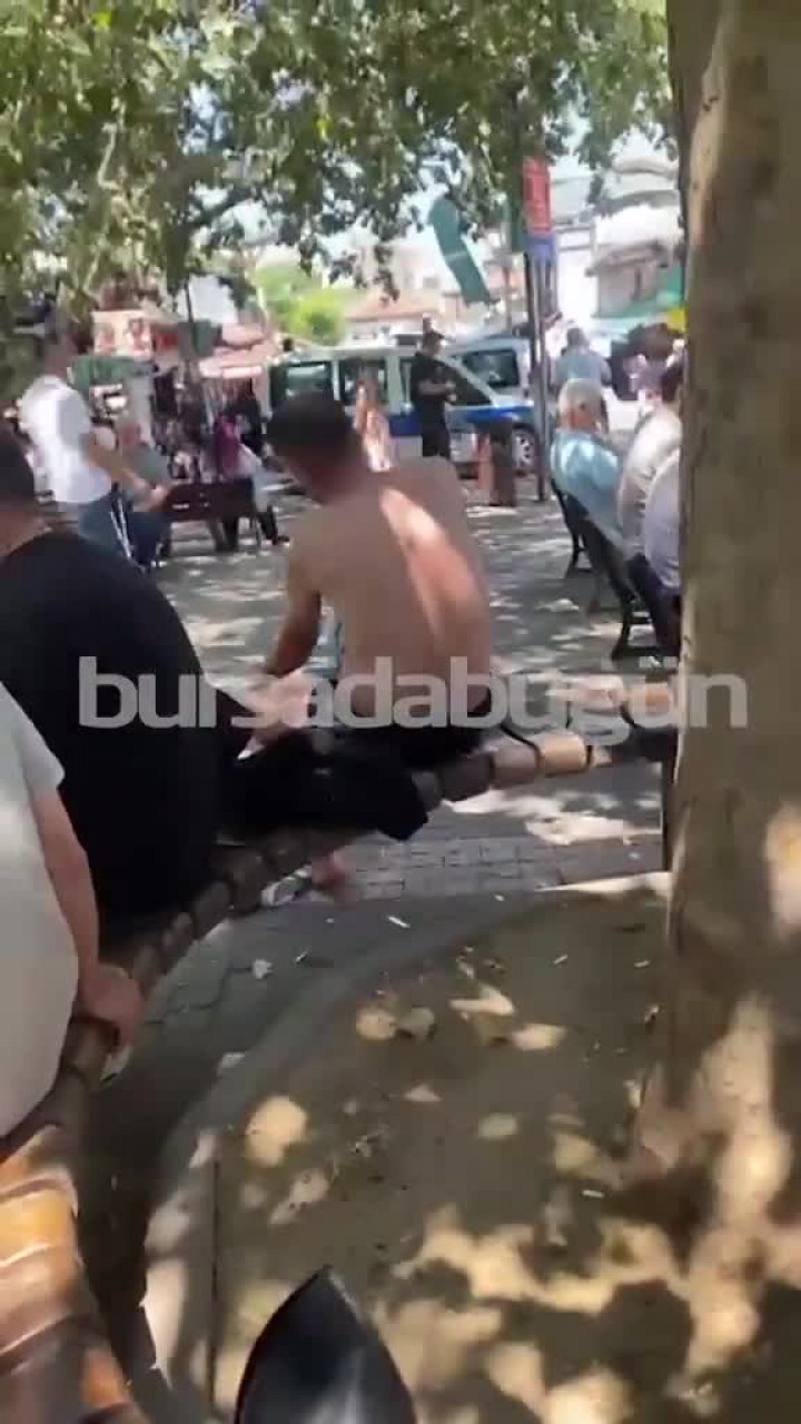 Bursa'da şok eden görüntüler! Bankta oturup herkesin içinde ulu orta soyundu...