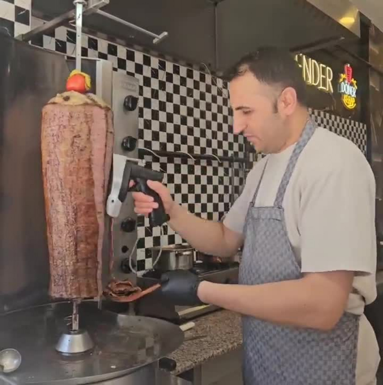 Bursa kebabı etten mi kıymadan mı yapılır? Yılların ustası ezber bozan gerçeği açıkladı...