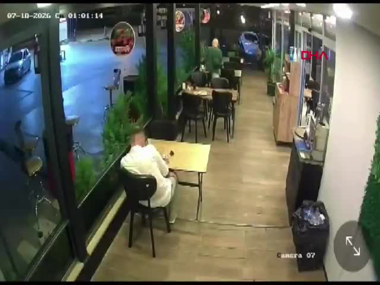 Akılalmaz görüntüler! Lokantada yemek yerken motosiklet çarptı...