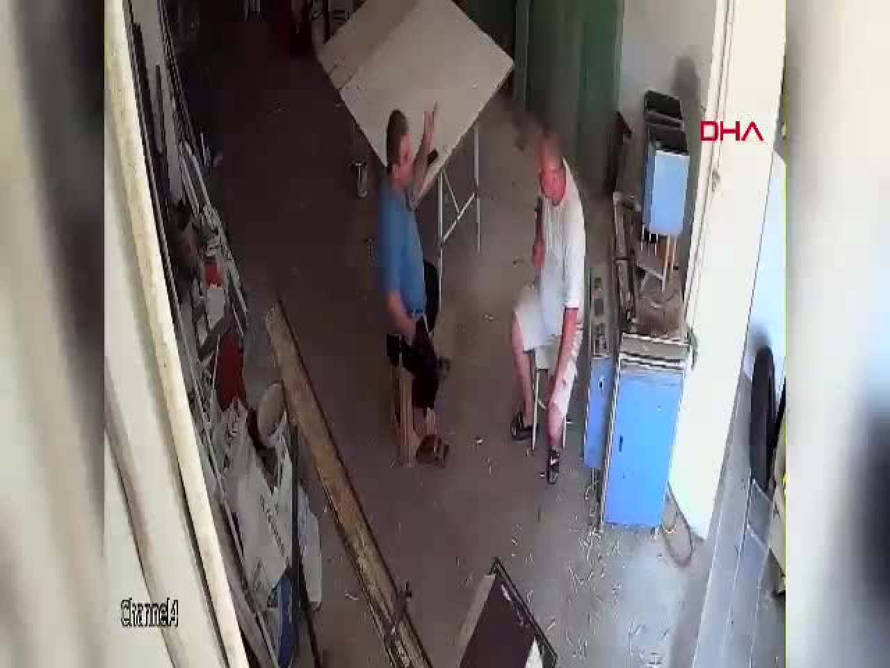 İş yerinde güpegündüz silahlı saldırıya uğrayan usta ağır yaralandı! Kameralar kaydetti...