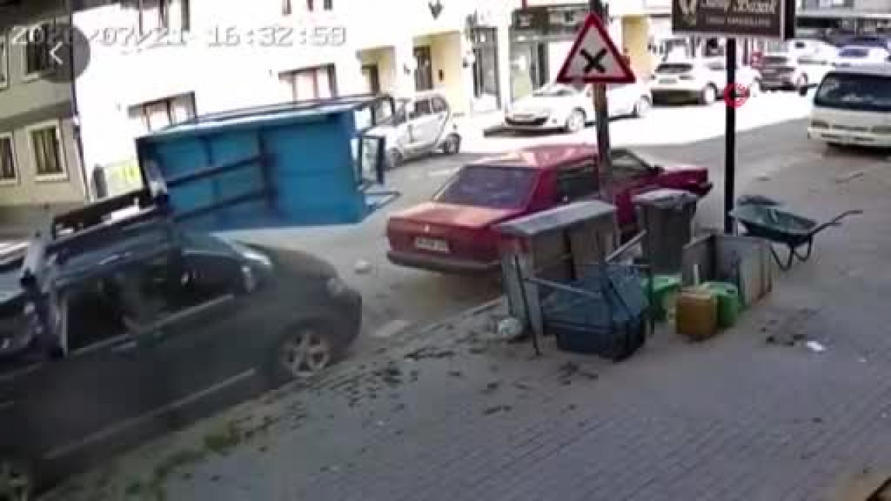 Bursa'da korku dolu anlar! Eşya taşıma asansörü devrildi!