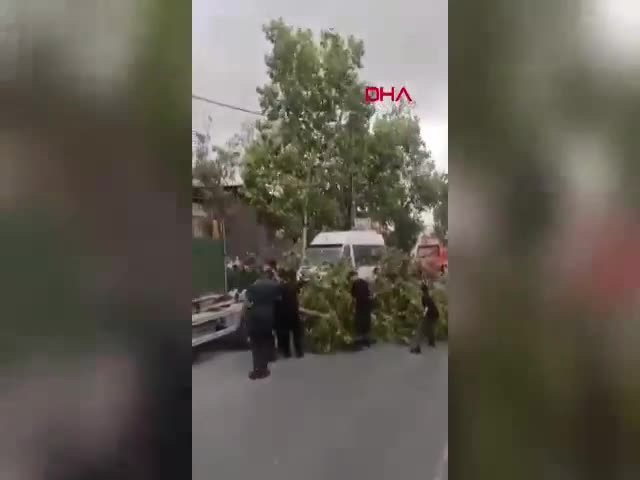 İstanbul'da fırtına hayatı felç etti! Çatılar uçtu, ağaçlar araçların üzerine devrildi