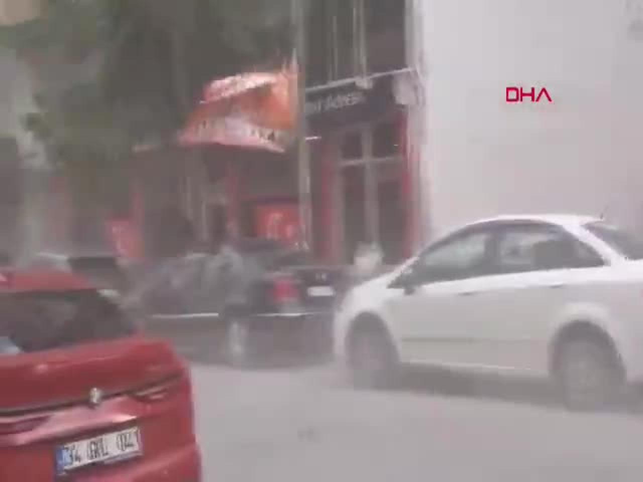 İstanbul'da fırtına hayatı felç etti! Çatılar uçtu, ağaçlar araçların üzerine devrildi