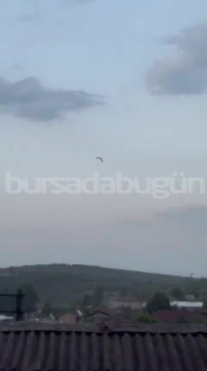 Bursa'da havada panik anları! Paraşütle atlayan iki kişi zeytin tarlasına düştü...
