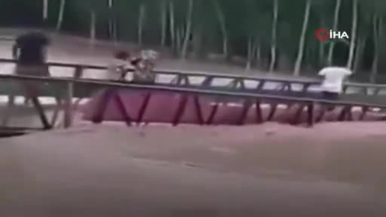 Nehir üzerindeki köprü çöktü, 4 kişi nehre düştü
