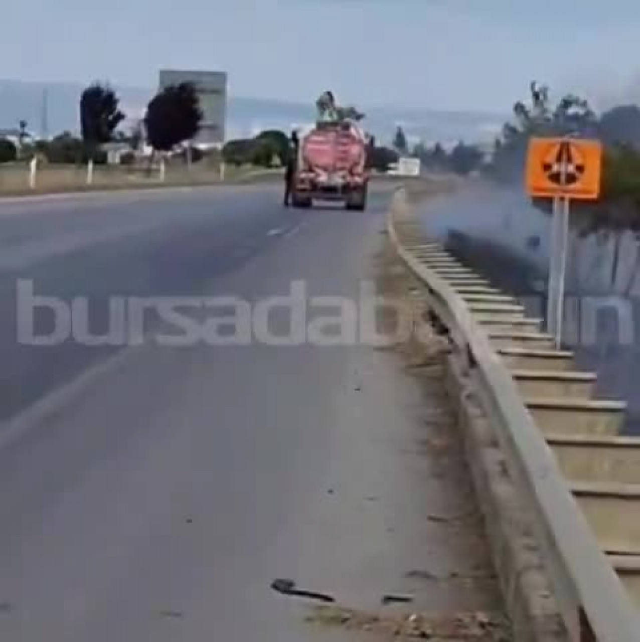 Bursa'da yol kenarında yangın! Alevler rüzgarın etkisiyle büyüdü...