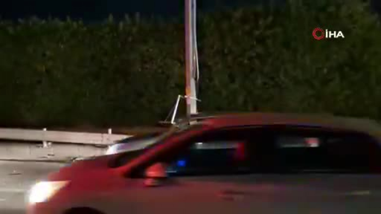 Bursa'da gece yarısı korkutan kaza: Otomobil önce baz istasyonuna sonra bariyerlere çarptı