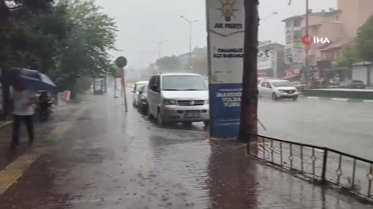 Bursa'da yollar göle döndü, vatandaşlar zor anlar yaşadı