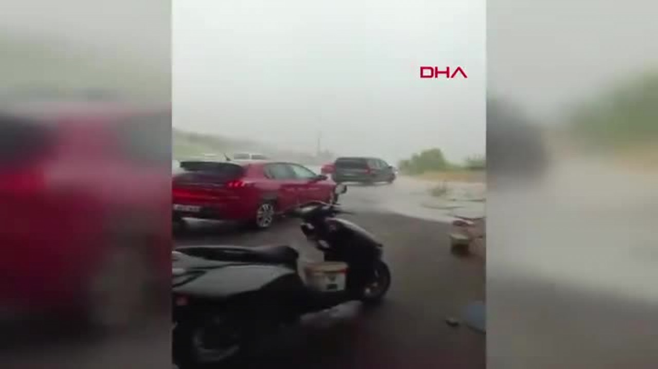 Sağanağa yakalanan motokuryeler köprü altına sığındı