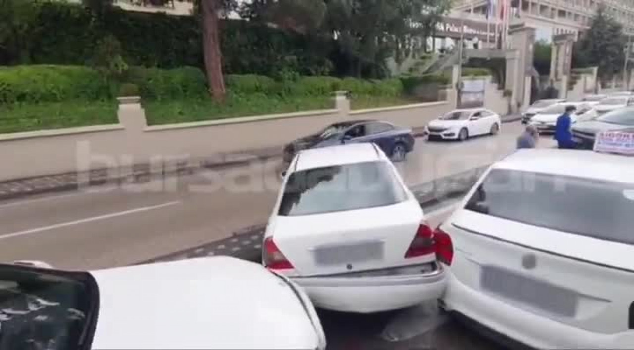 Bursa'daki ünlü otelin önünde zincirleme kaza!