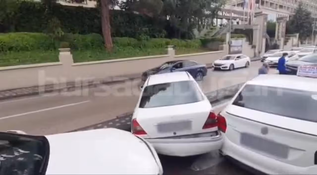 Bursa'daki ünlü otelin önünde zincirleme kaza!