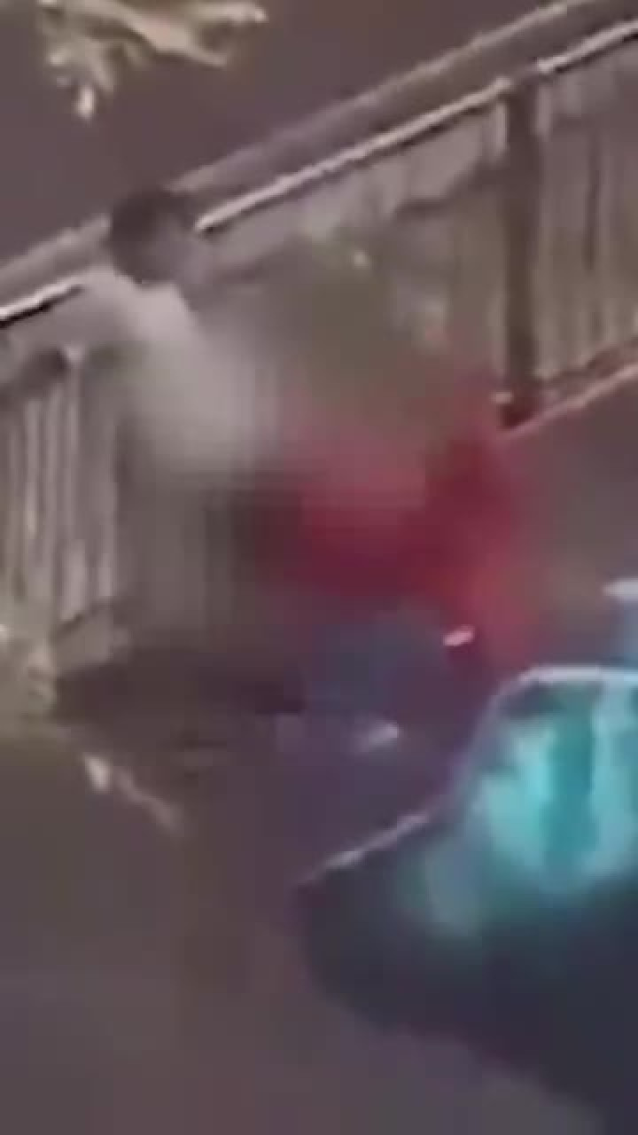 Çocuk parkında skandal! Önce etrafını kolaçan etti, sonra...