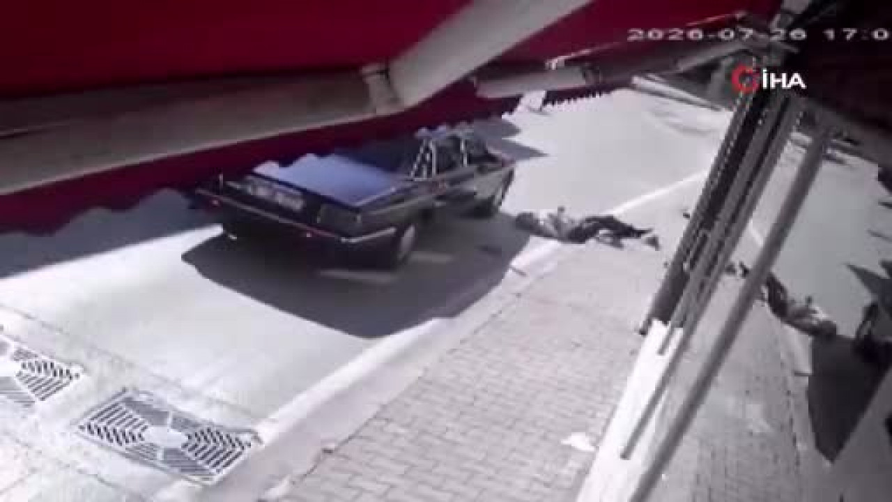 Bursa'da feci kaza! Yolun karşısına koşan yayaya otomobil çarptı