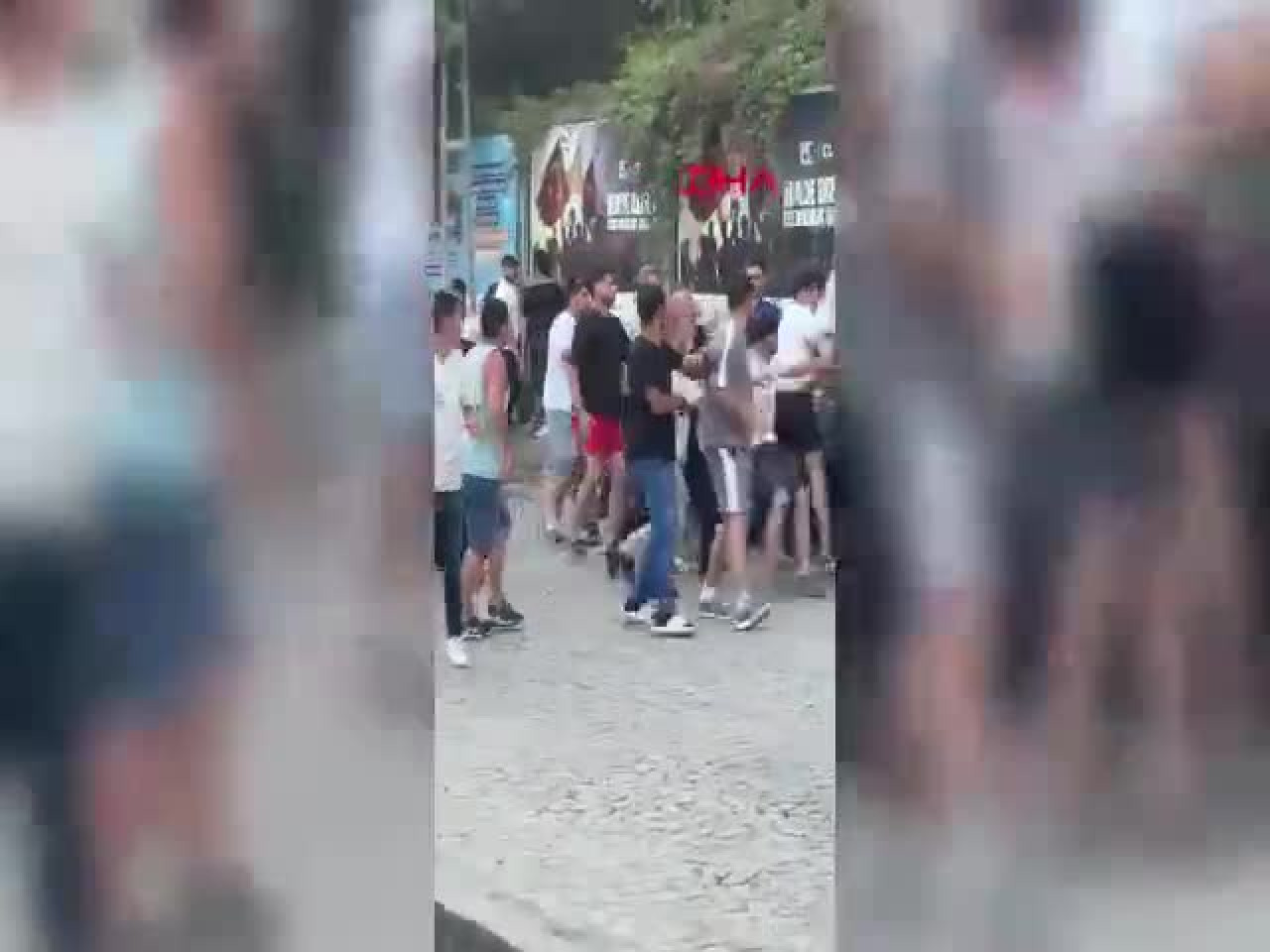 İki grup arasında muharebe çıktı! Polis havaya ateş açmak zorunda kaldı