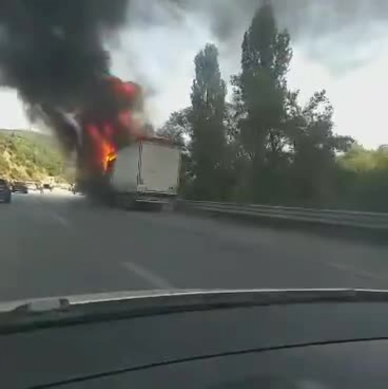Bursa'da seyir halindeki tır alevlere teslim oldu!
