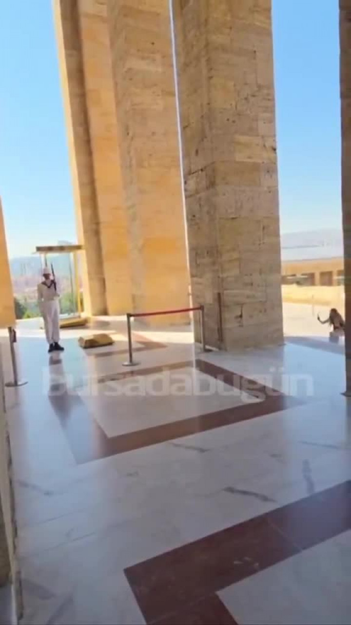 Anıtkabir'de nöbet değişimi ziyaretçileri duygulandırdı