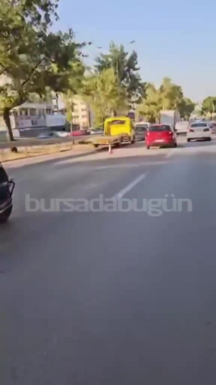 Bursa'da feci kaza! Otomobil tıra arkadan çarptı