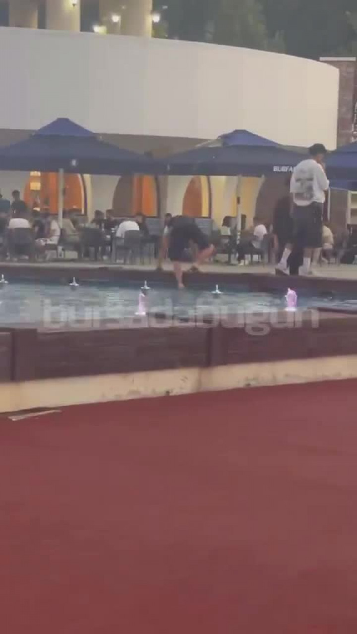 Bursa'da tehlikeli serinleme! Millet Bahçesi'ndeki süs havuzuna girdiler