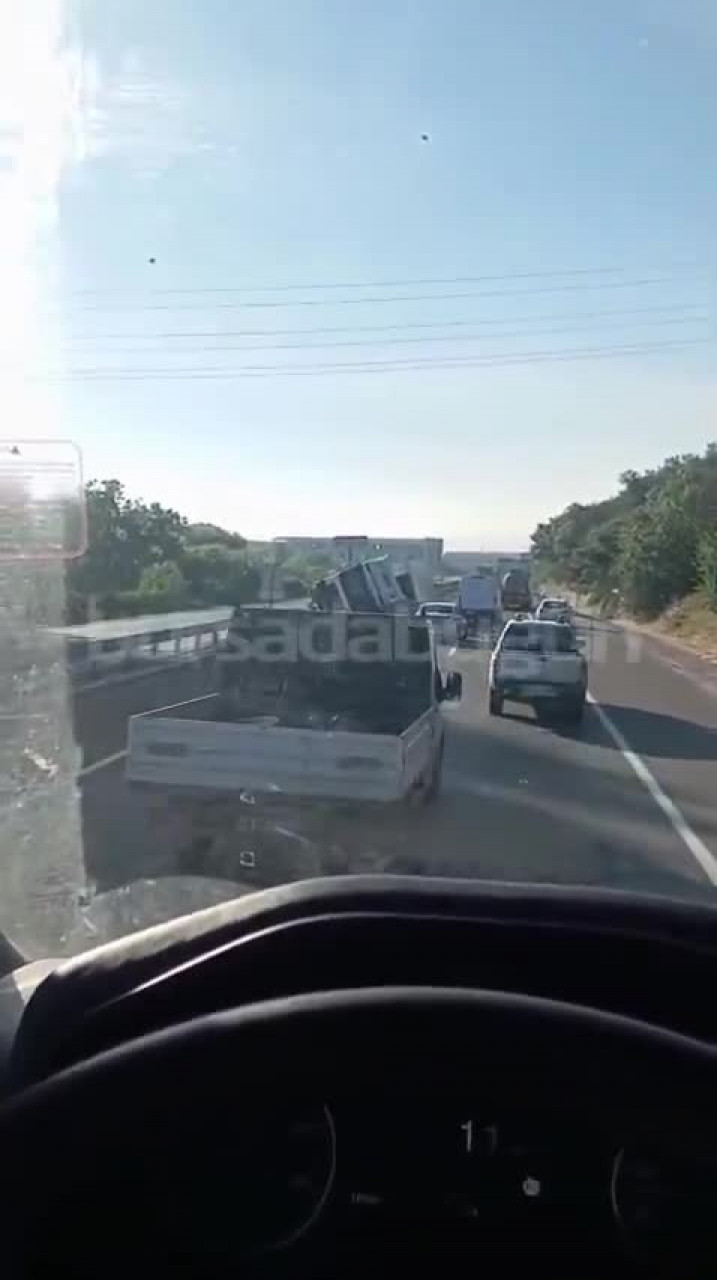 Bursa'da otoyolda korkutan kaza! Tır bariyerlere saplandı