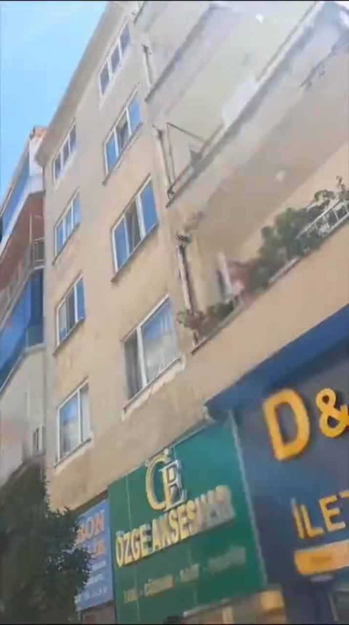 Bursa'da korkunç olay! Üzerine beton parçaları düştü