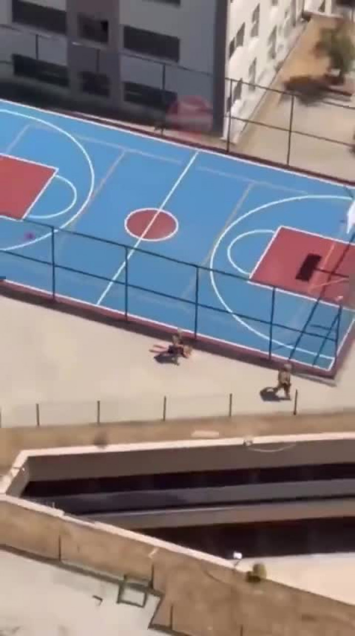 Özel harekat polisleri siteye baskın yaptı! O anlar kamerada