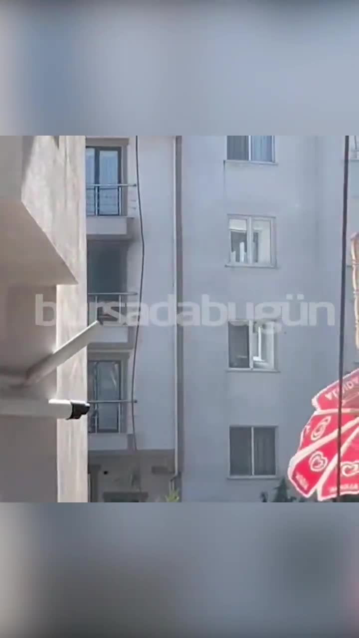 Bursa'da can pazarı! Aile alevlerin arasından son anda kurtarıldı