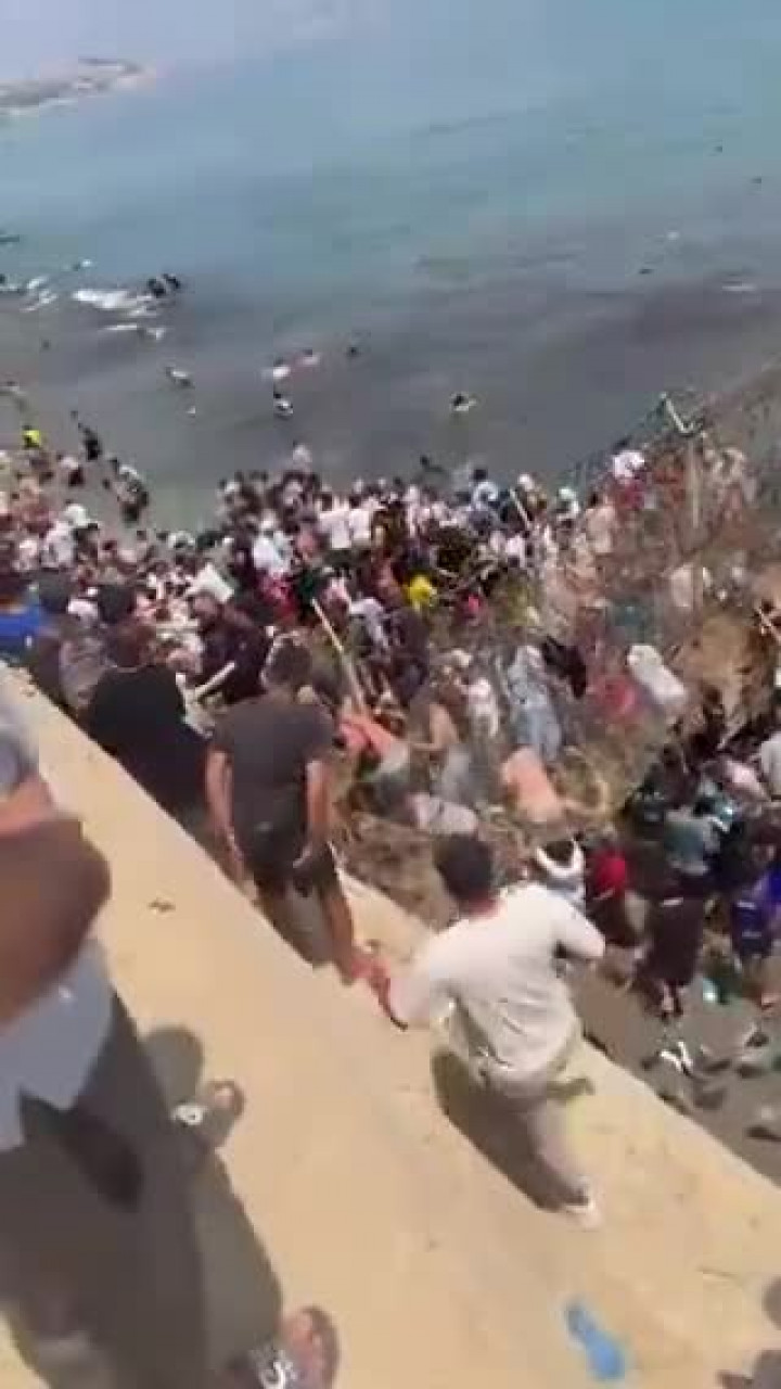 Zor durumdalar! Akın eden yüzlerce göçmen zorla evlere girmeye başladı