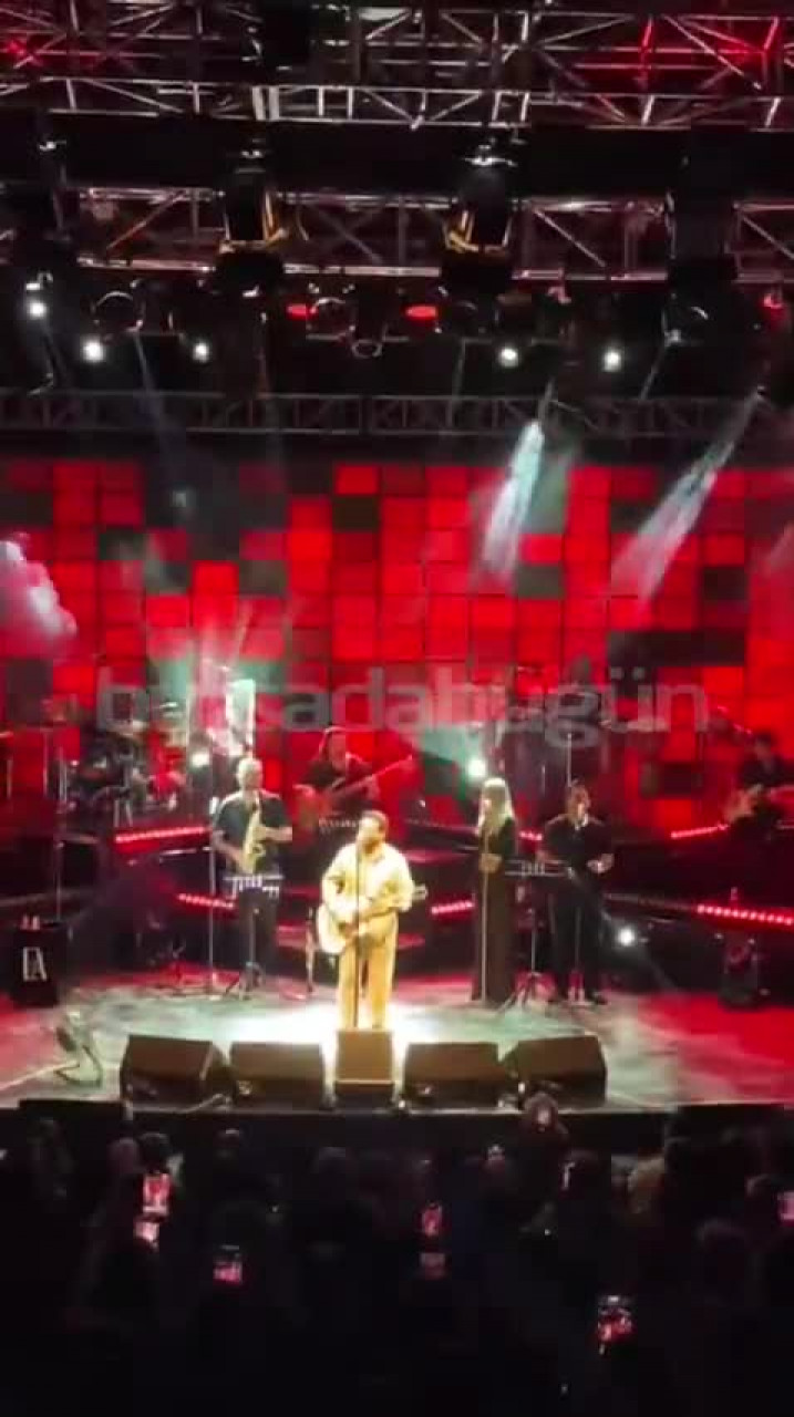 Emre Altuğ, Bursa Festivali'nde sahne aldı