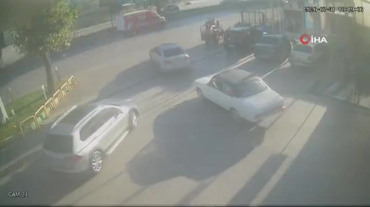 Direksiyon hakimiyetini kaybeden motosiklet otomobile çarptı