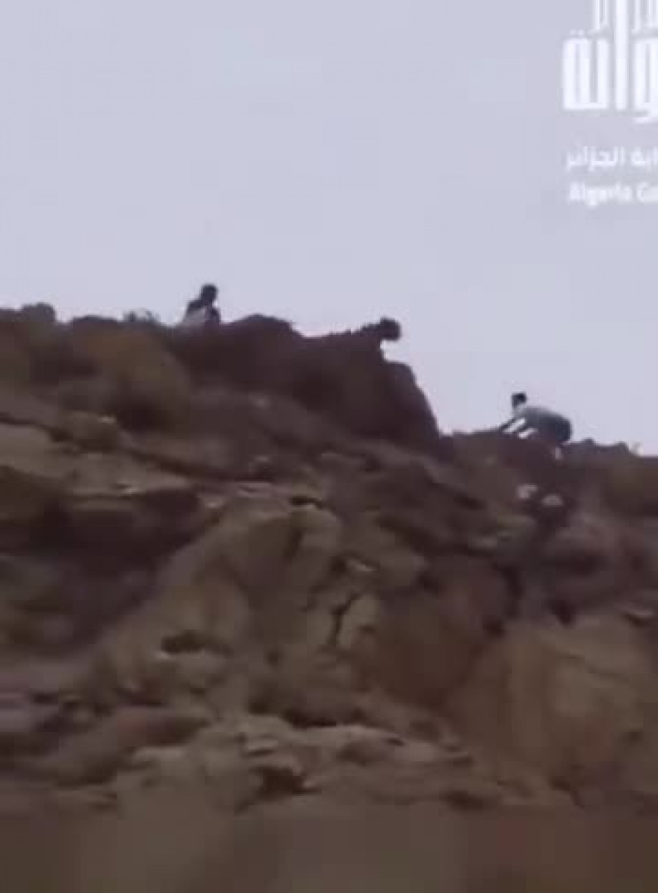 Ülkeye dönen Faslı göçmenlere taşlı müdahale! Görüntüler infial yarattı