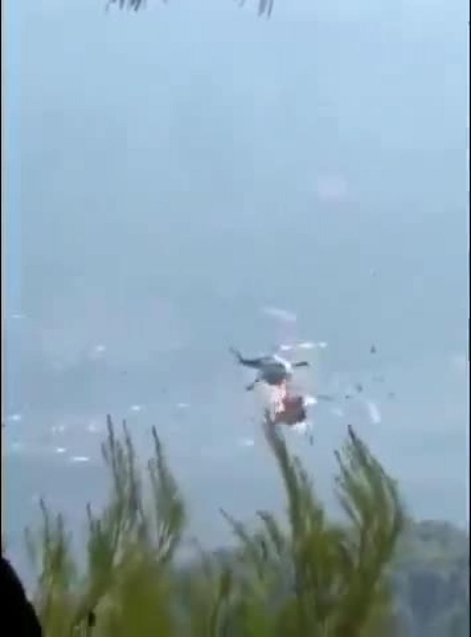 Yangın söndürme helikopterleri havada çarpıştı! Kameralar kaydetti...