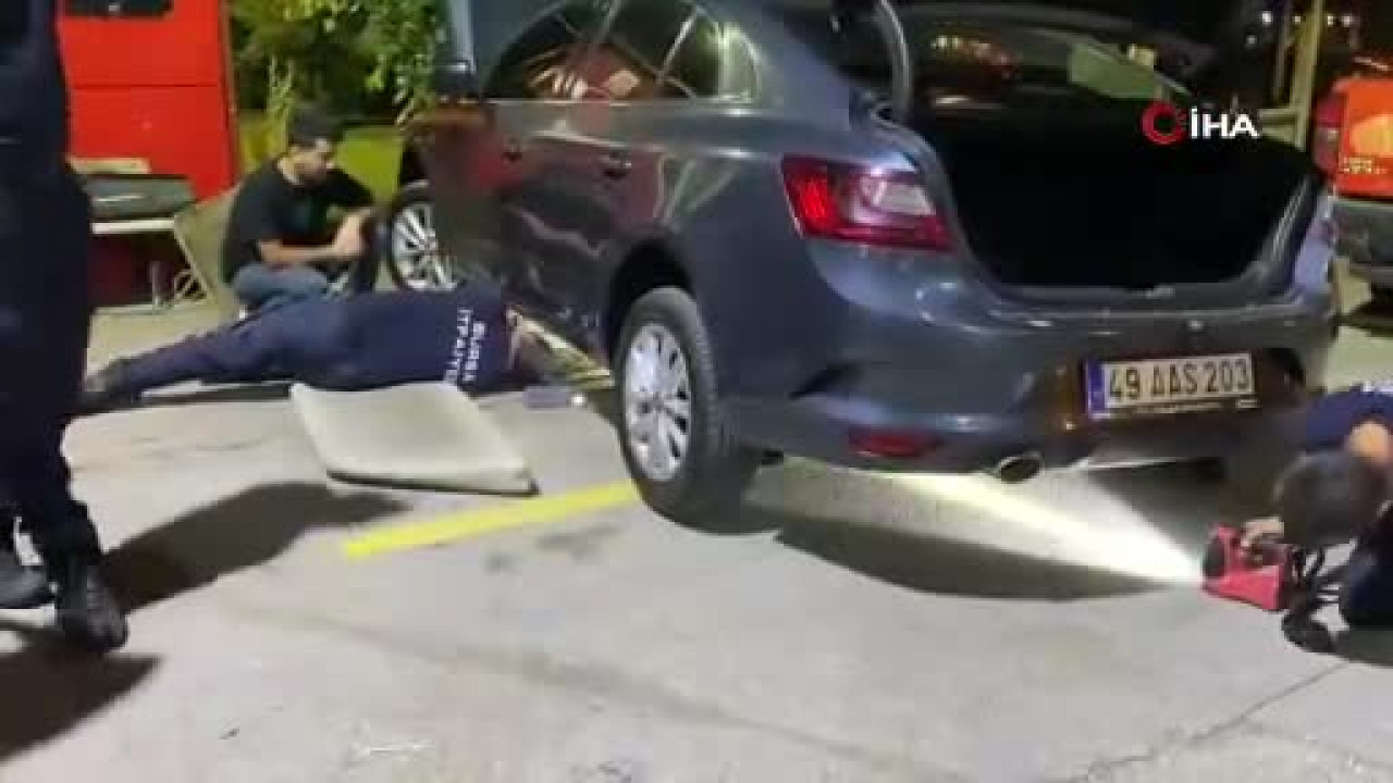 Bursa'da araç içinde yılan paniği! İtfaiye müdahale etti...