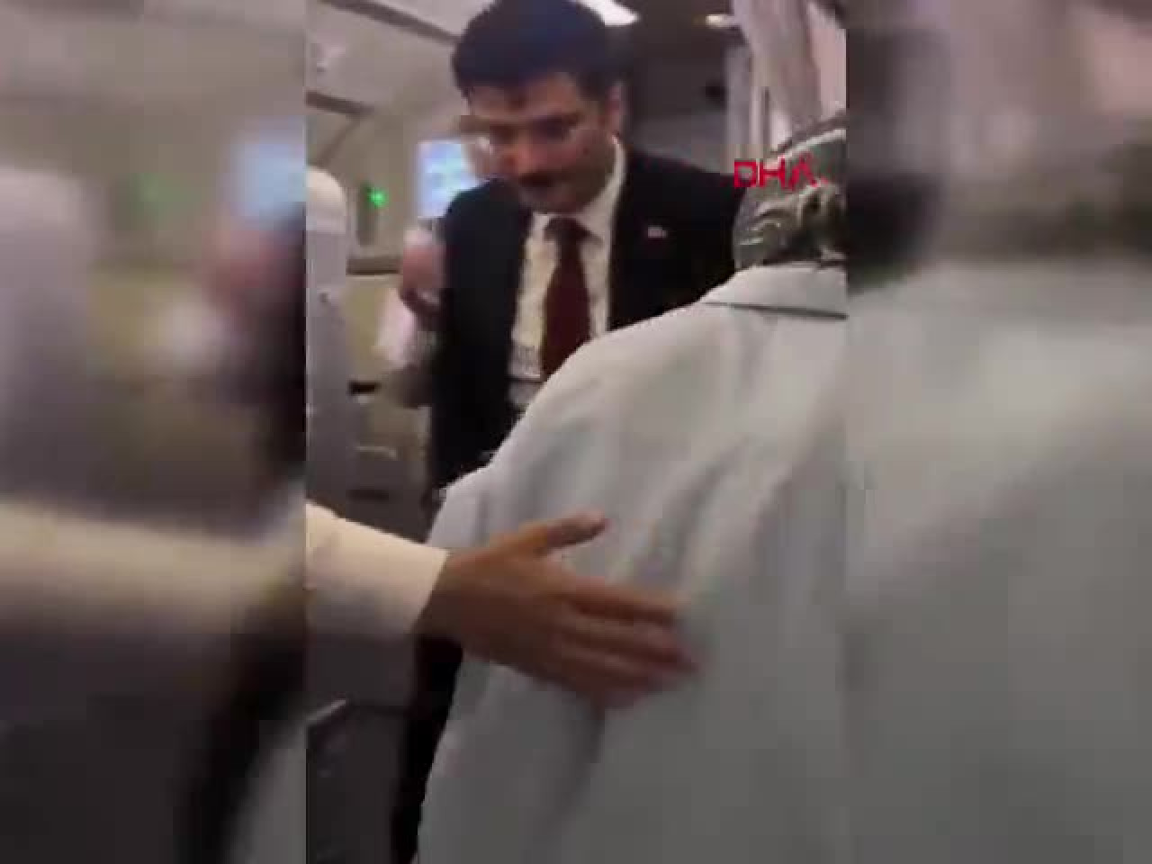 THY uçağında panik anları! Rahatsızlanan yolcuya Bakan Memişoğlu müdahale etti...
