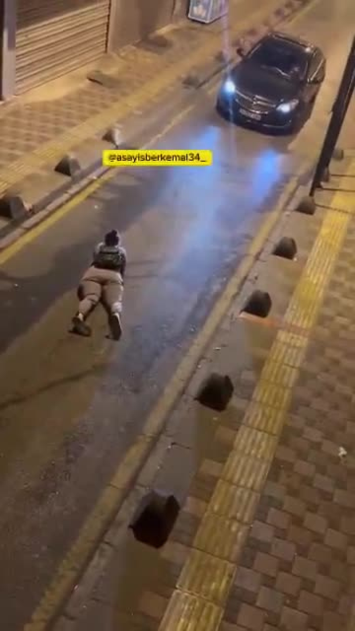 İstanbul'da ilginç görüntü! Yolun ortasına yatıp telefonuyla oynadı