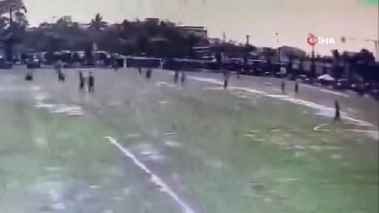 Yeşil sahalarda korkunç olay! Sahada yıldırım düşen futbolcu can verdi