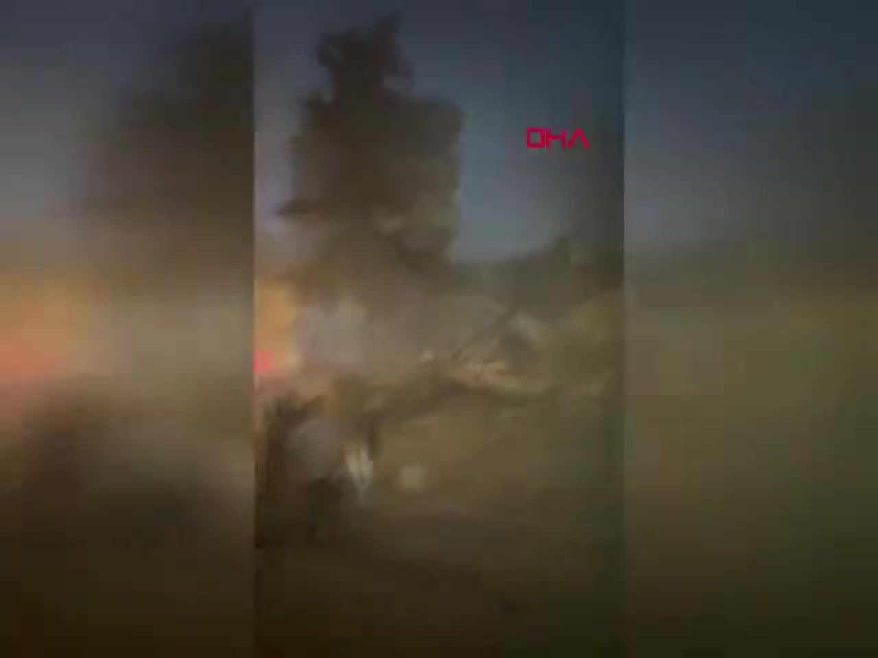 Çökme riski nedeniyle boşaltılan 4 katlı bina bir anda yerle bir oldu